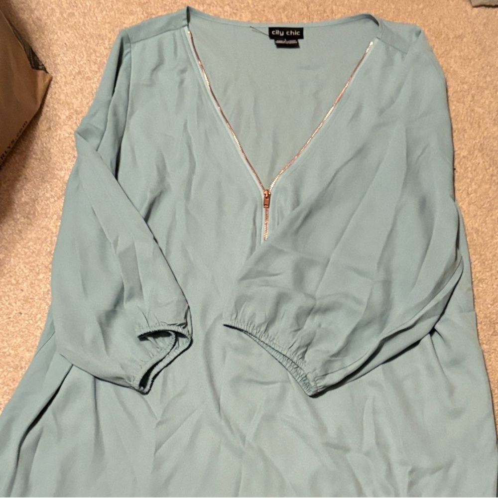 City Chic Woman’s Size large Aqua V-Neck Tunic